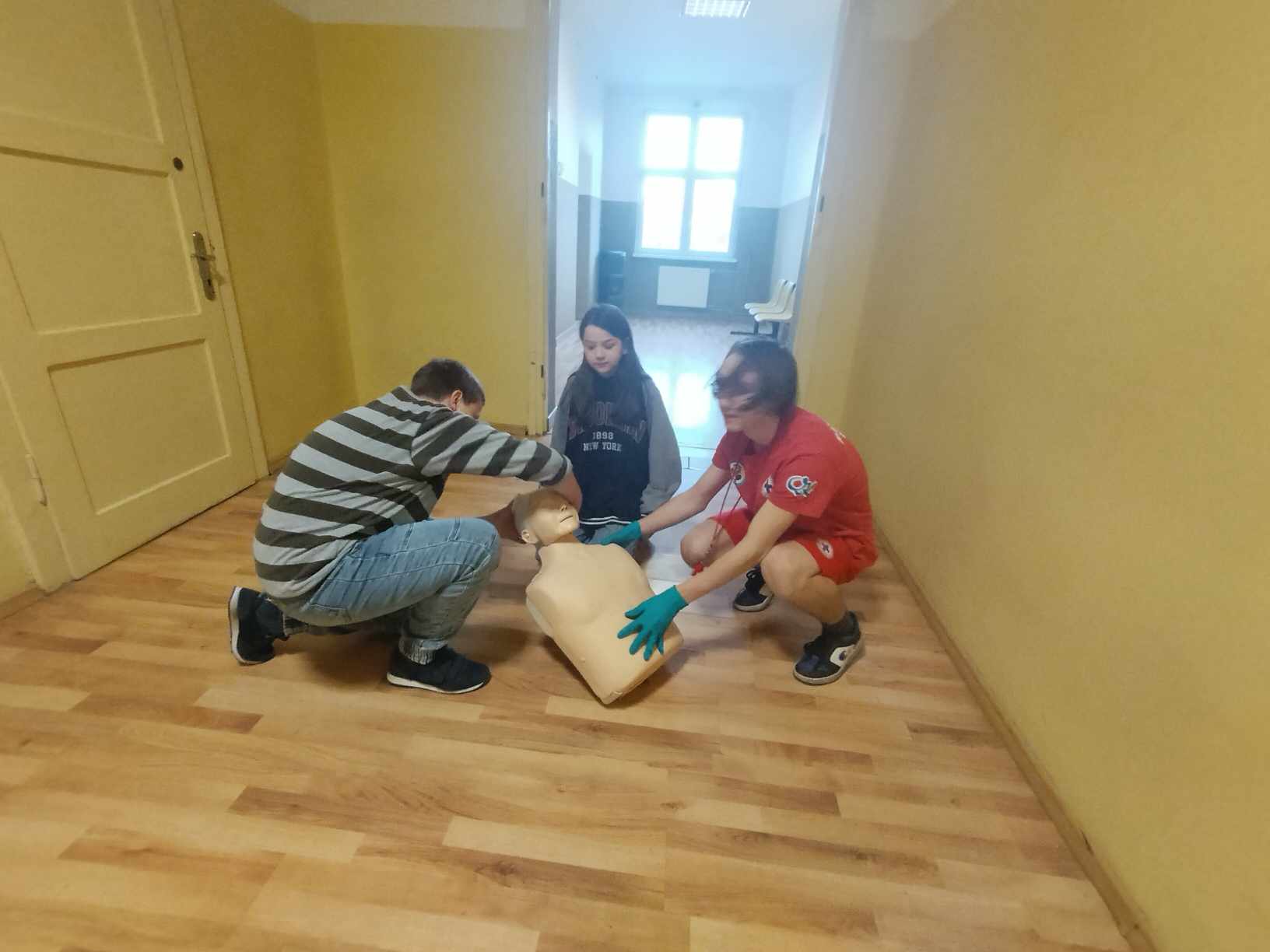 W pomieszczeniu znajduje się grupa osób 