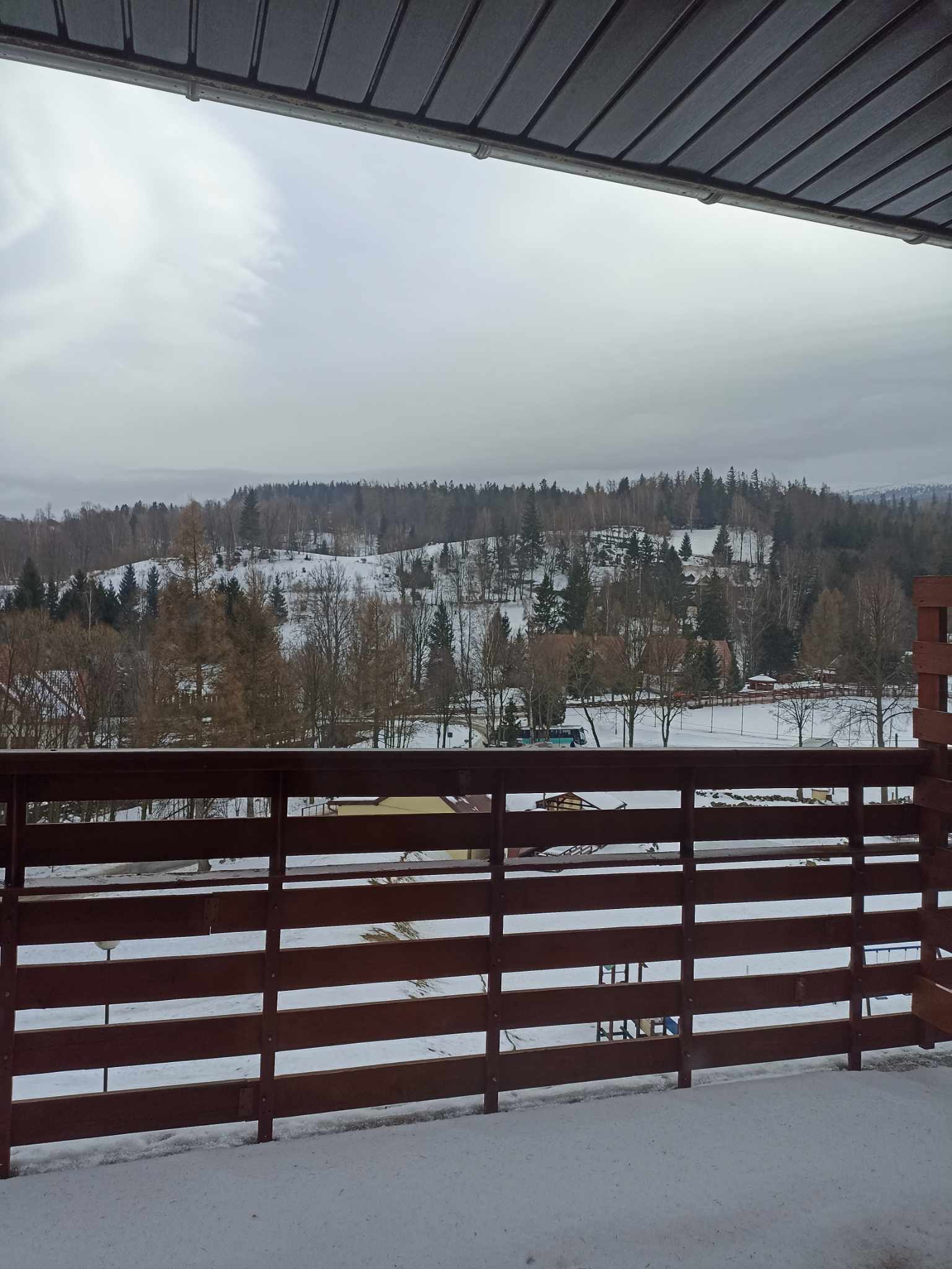 Przez okno widoczna panorama gór 