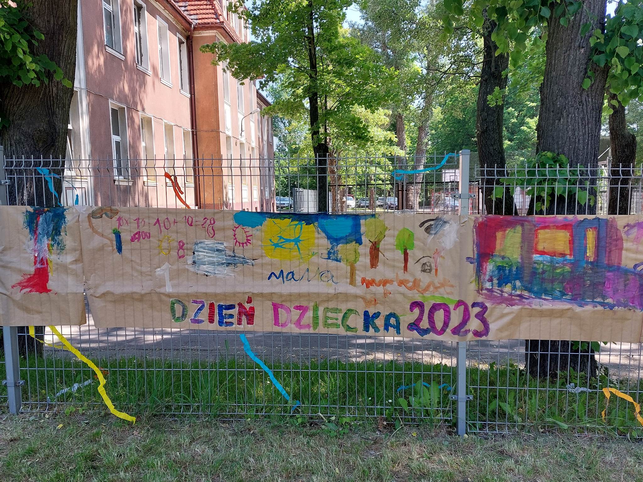 Na płocie wisi kolorowe hasło