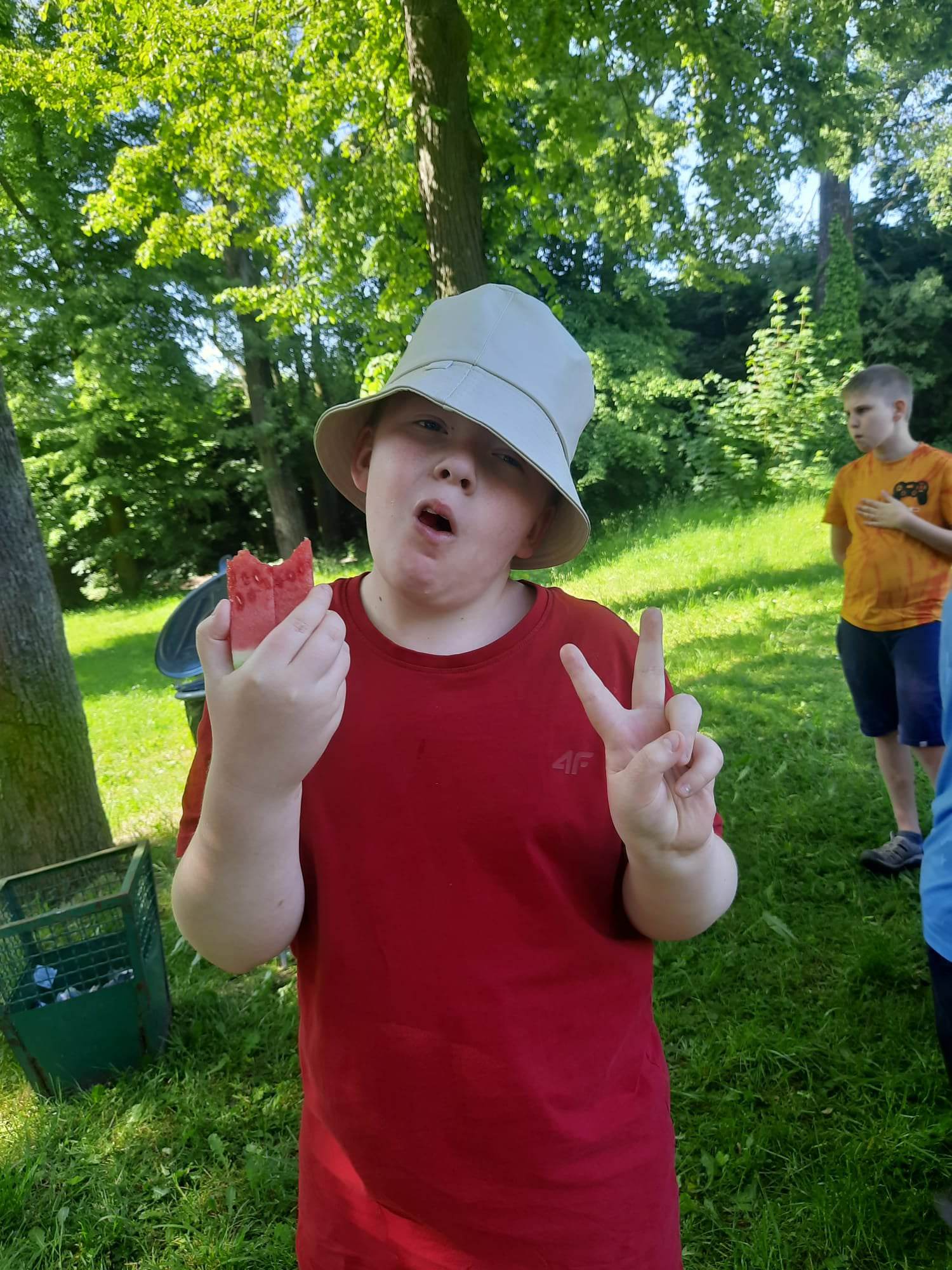Na środku stoi osoba