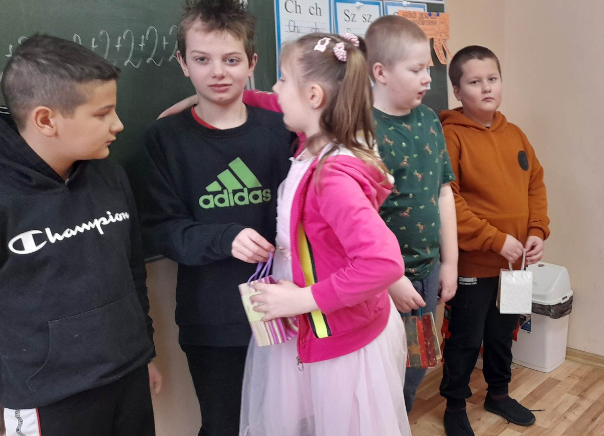 W pomieszczeniu znajduje się grupa osób 