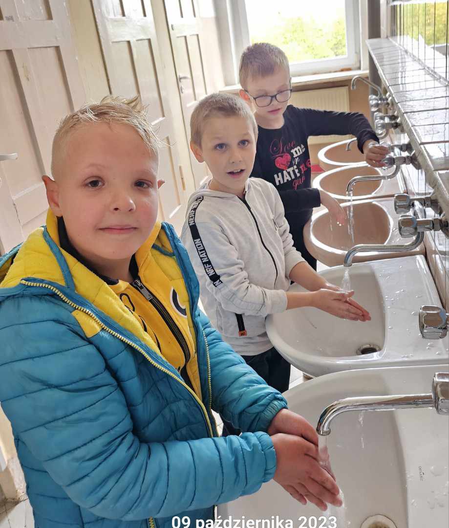W pomieszczeniu znajduje się grupa osób 