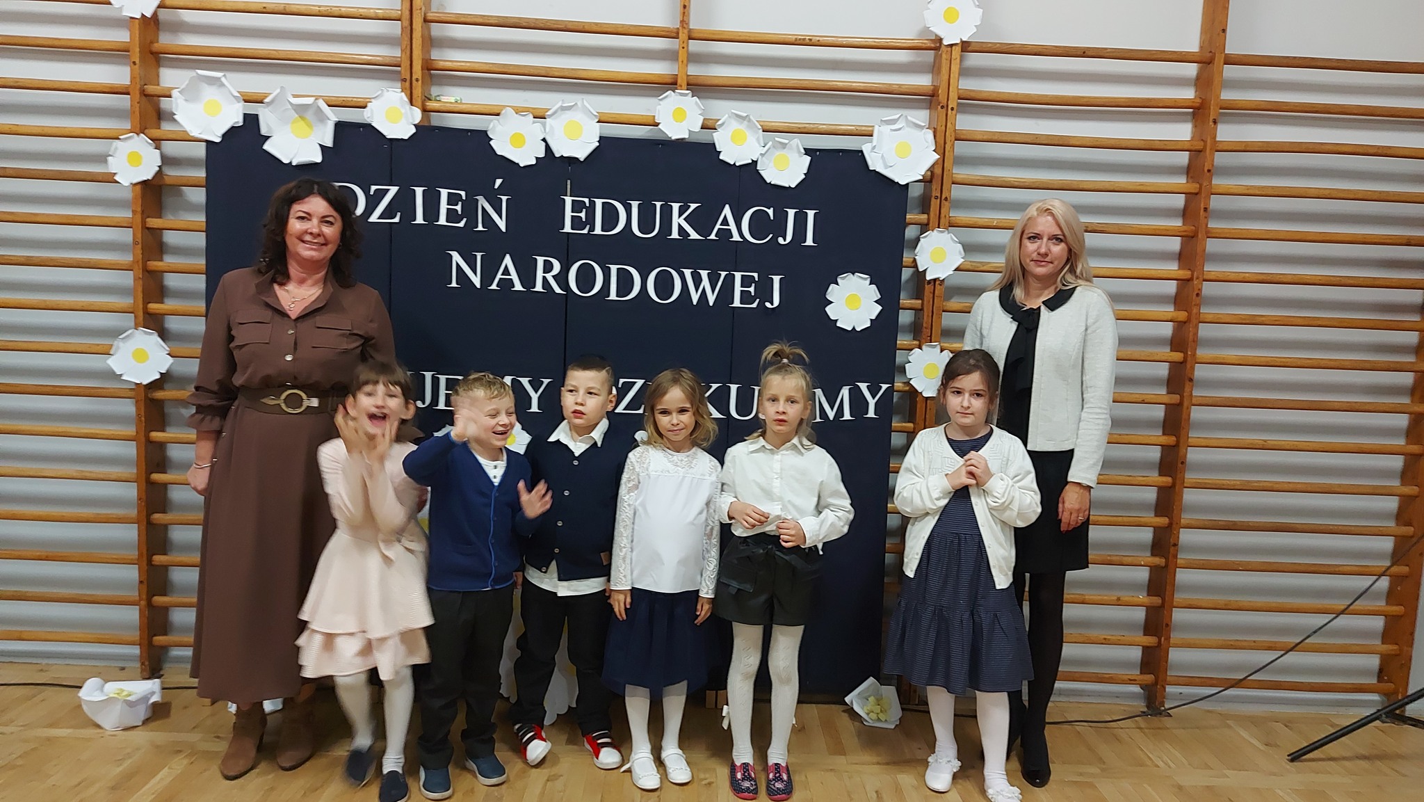 W pomieszczeniu znajduje się grupa osób 