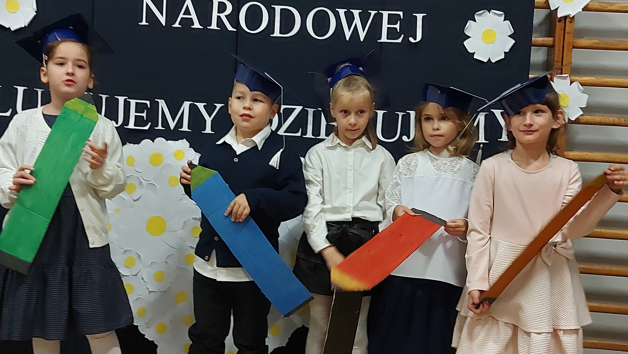 W pomieszczeniu znajduje się grupa osób 