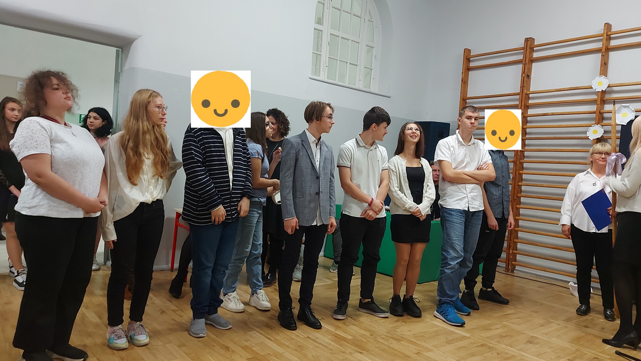 W pomieszczeniu znajduje się grupa osób 