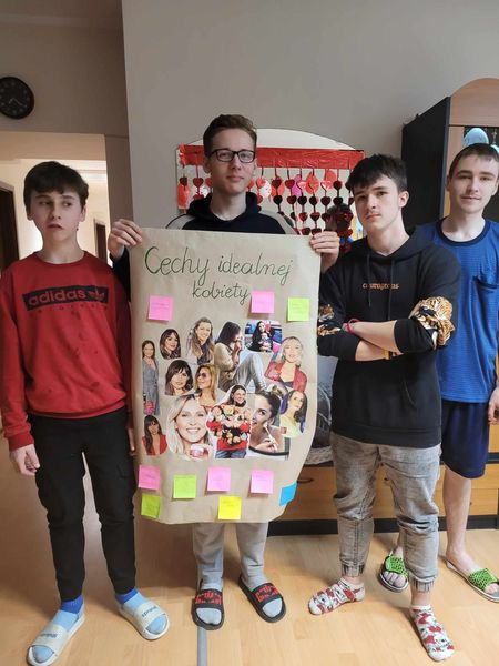 W pomieszczeniu stoi grupa osób 