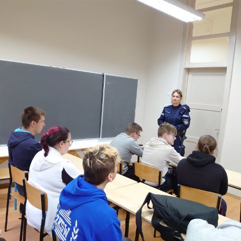 W pomieszczeniu znajduje się grupa osób 