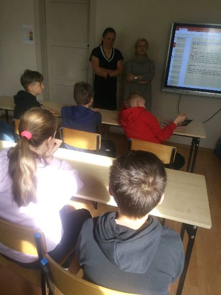 W pomieszczeniu znajduje się grupa osób 