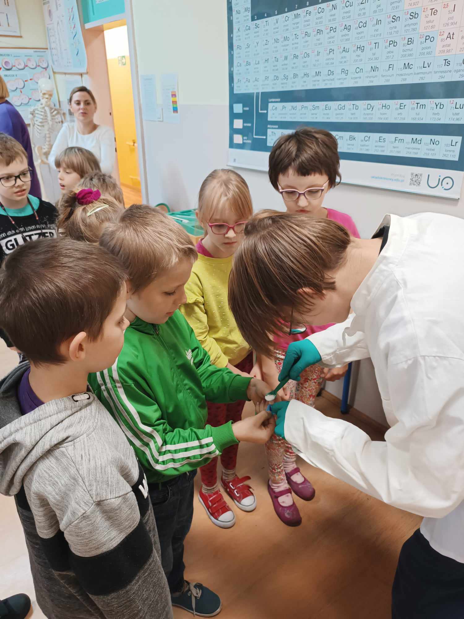 W pomieszczeniu znajduje się grupa osób
