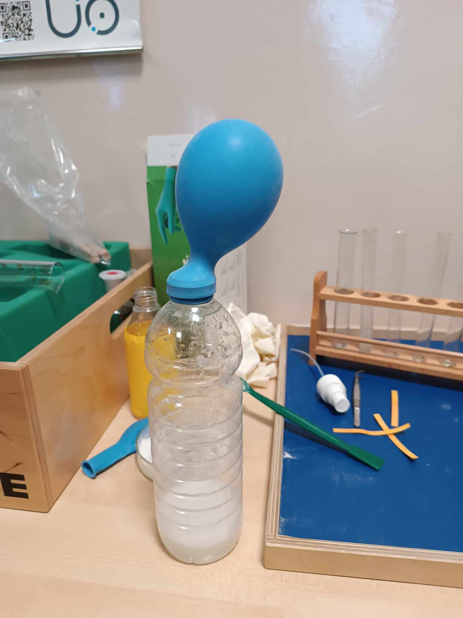 na zdjeciu znajdują sie modele do doświadczenia chemicznego