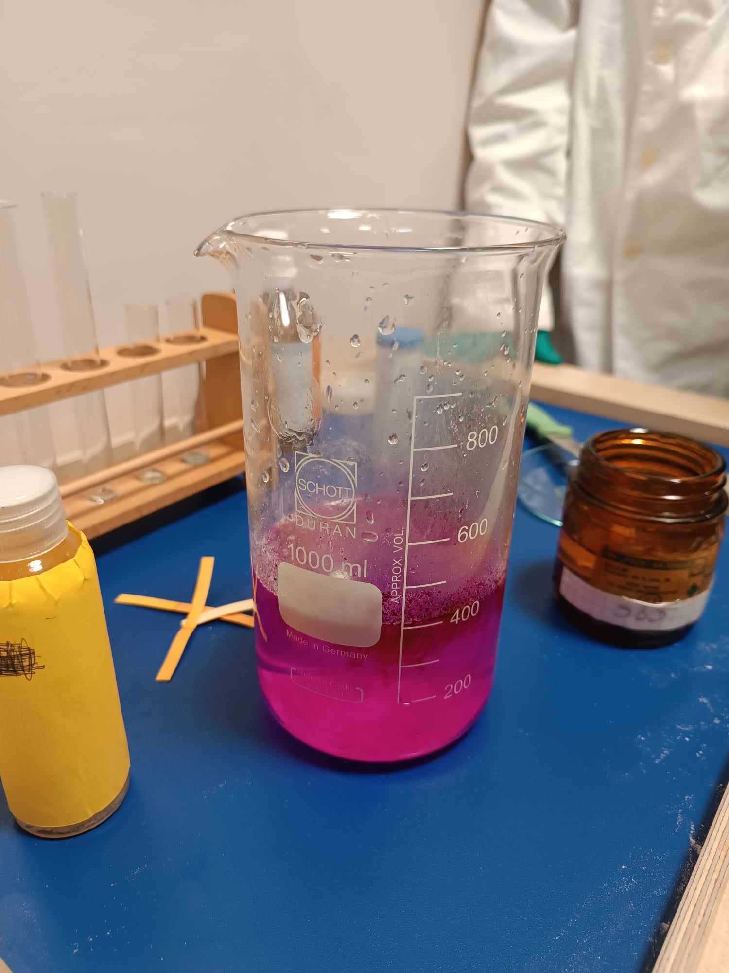 na zdjeciu znajdują sie przyrzady do doświadczenia chemicznego