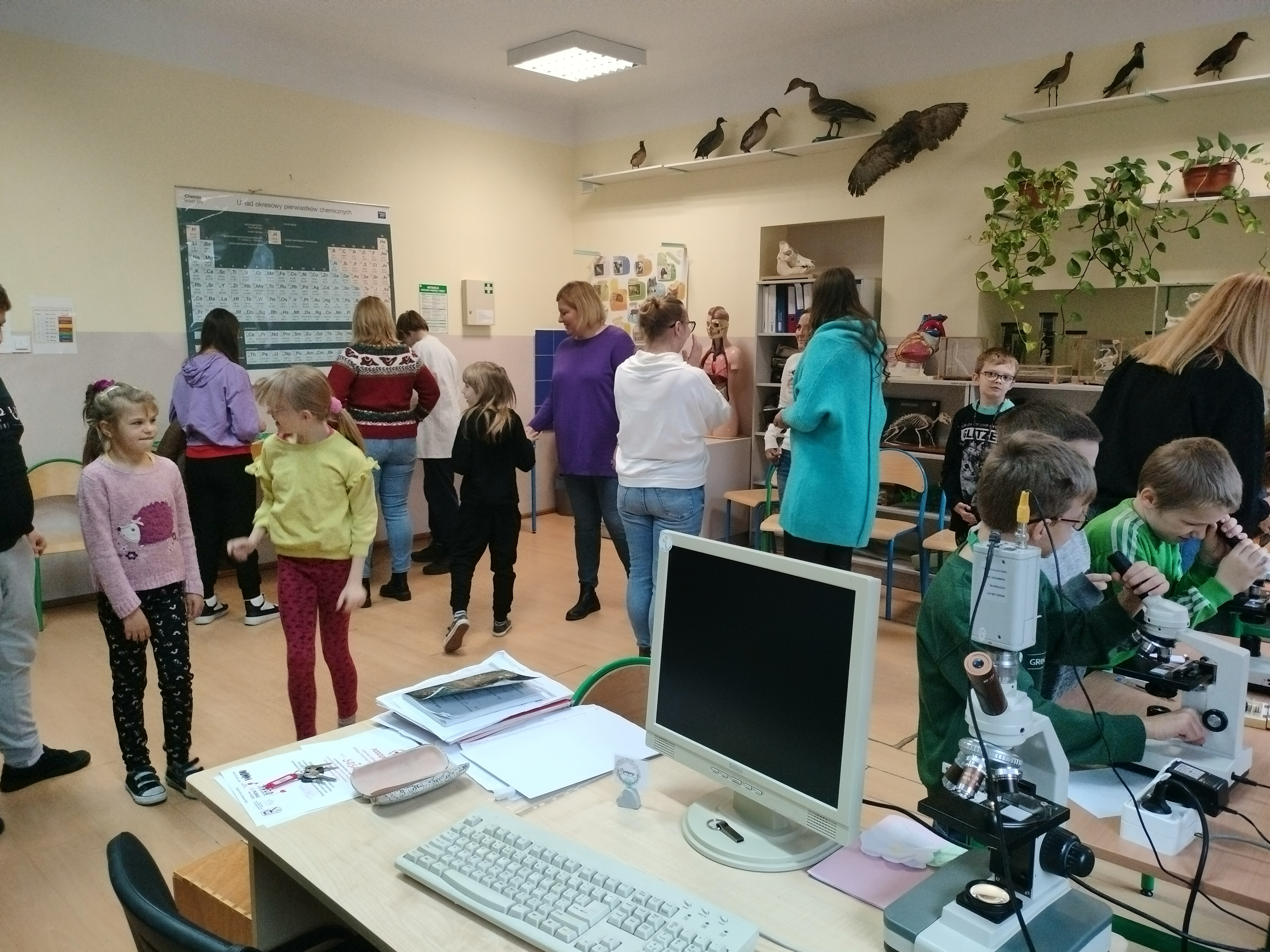 W pomieszczeniu znajduje się grupa osób