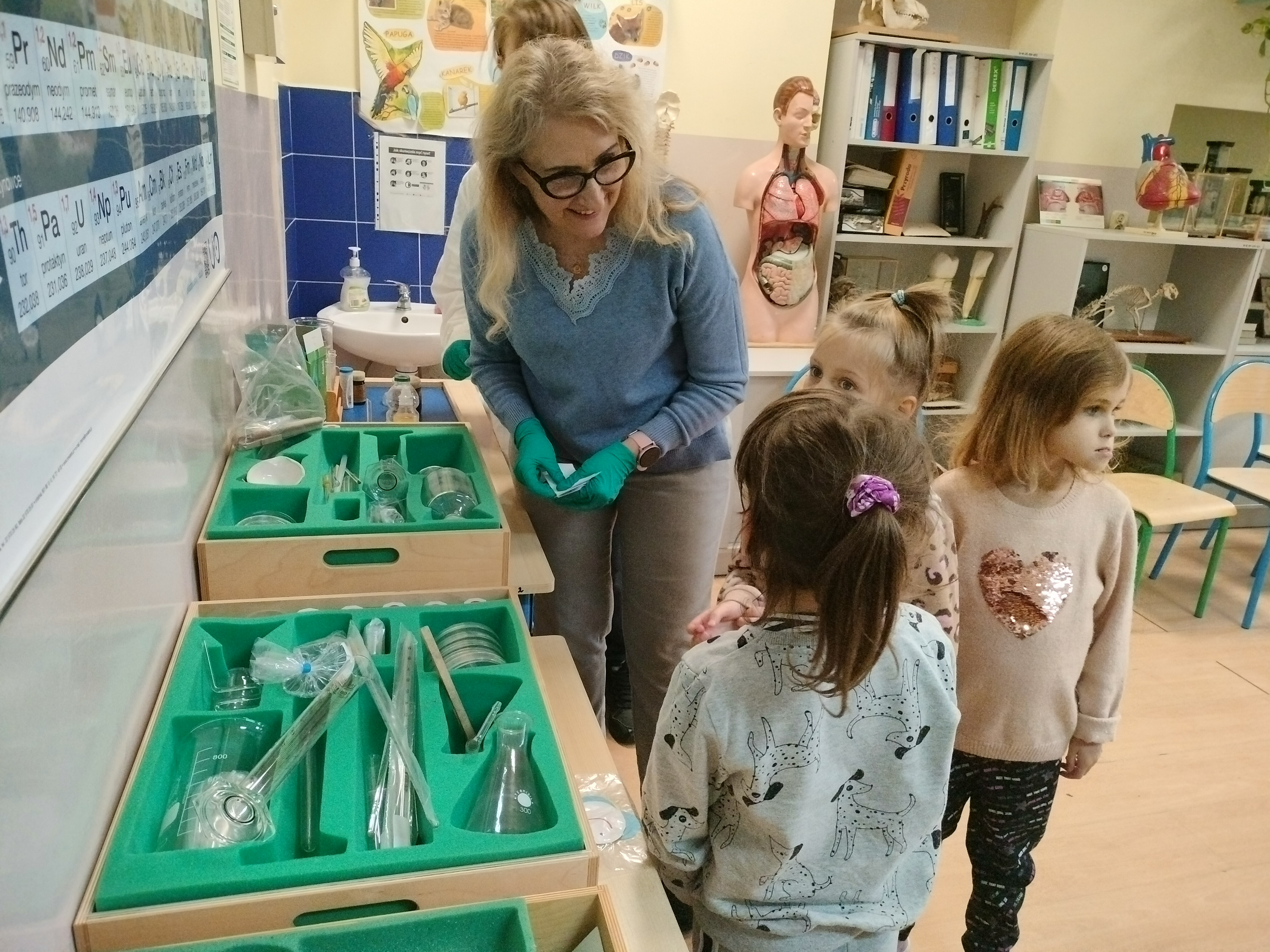 W pomieszczeniu znajduje się grupa osób