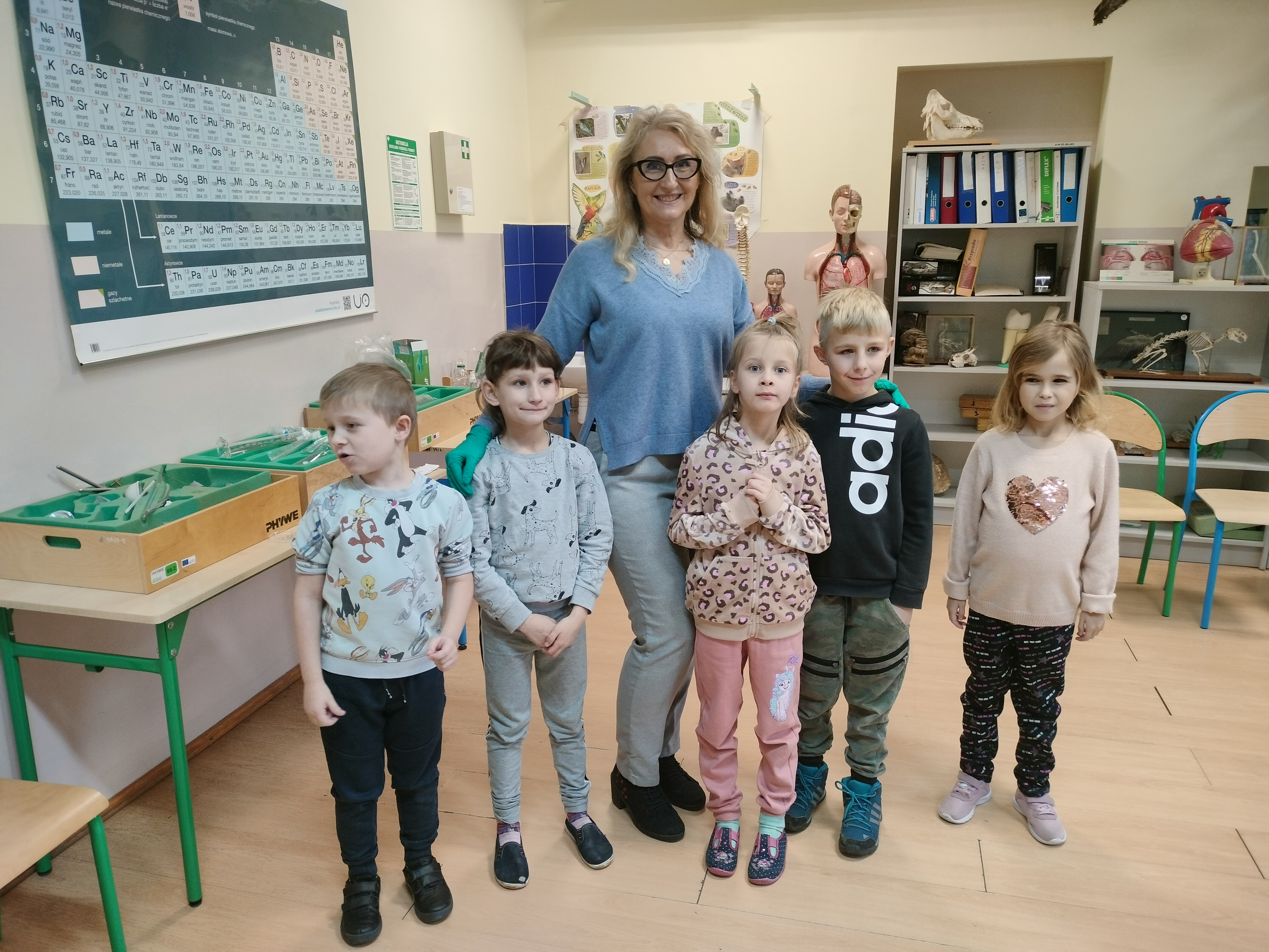 W pomieszczeniu znajduje się grupa osób