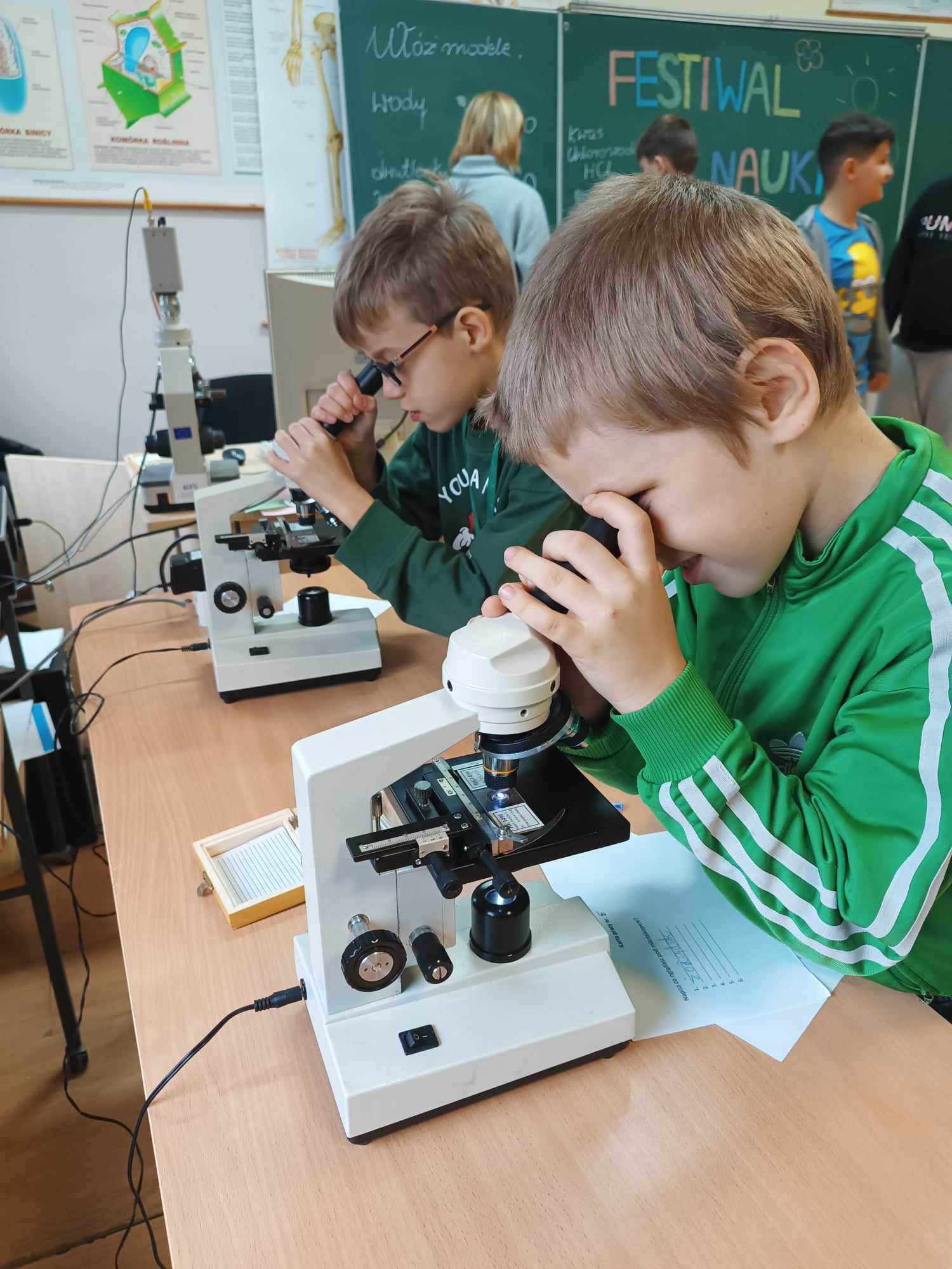 W pomieszczeniu znajduje się grupa osób
