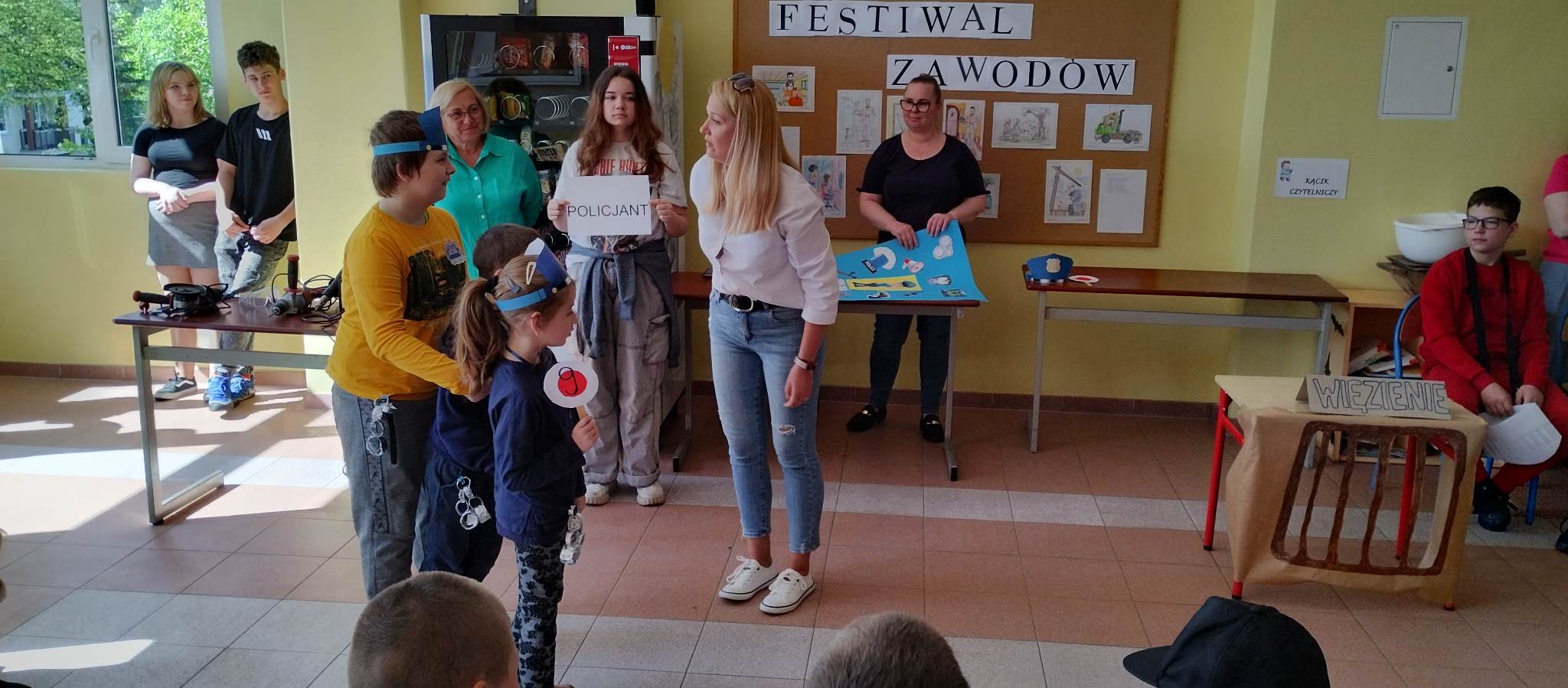 W pomieszczeniu znajduje się grupa osób 
