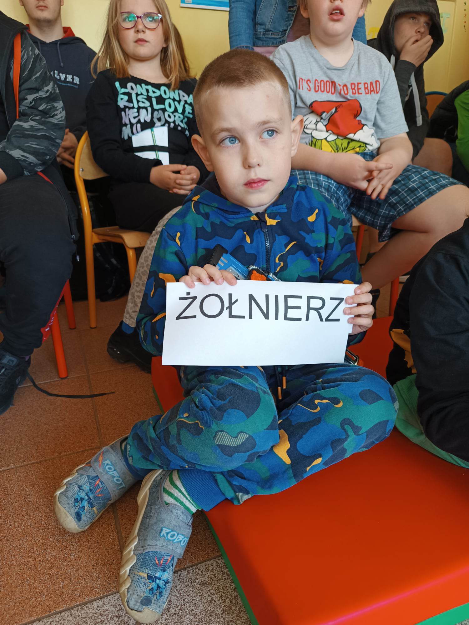 W pomieszczeniu znajduje się grupa osób 