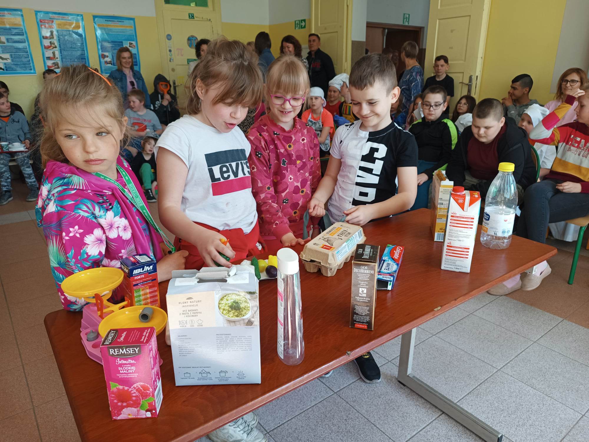 W pomieszczeniu znajduje się grupa osób 
