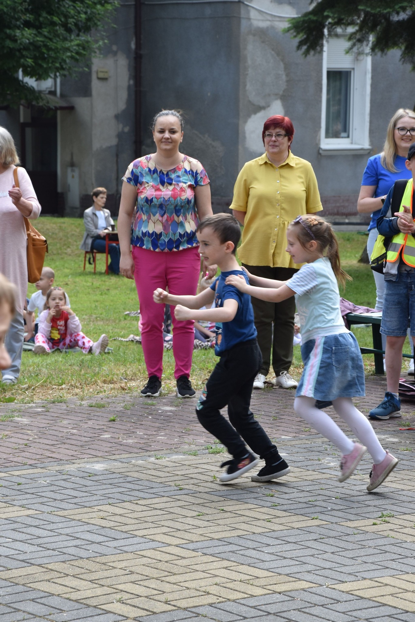 Na środku stoi grupa osób