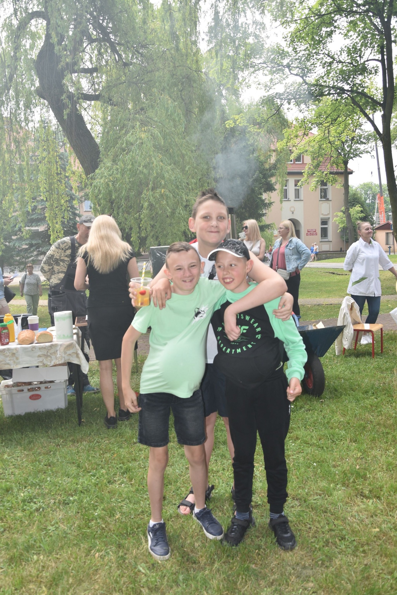 Na środku stoi grupa osób
