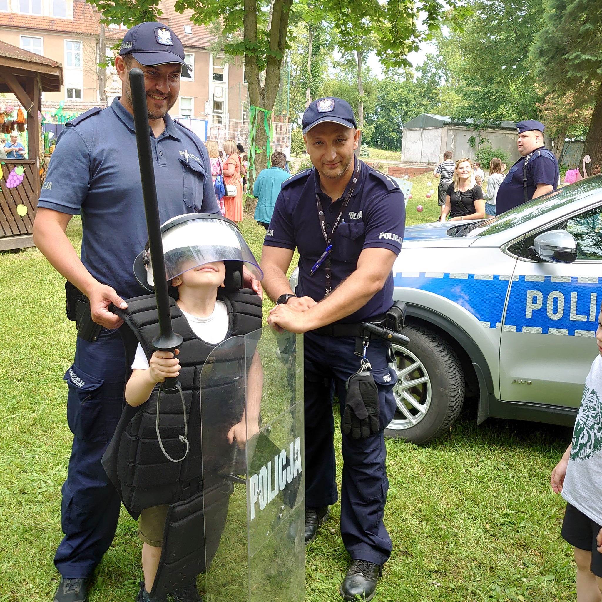 Na środku stoi grupa osób
