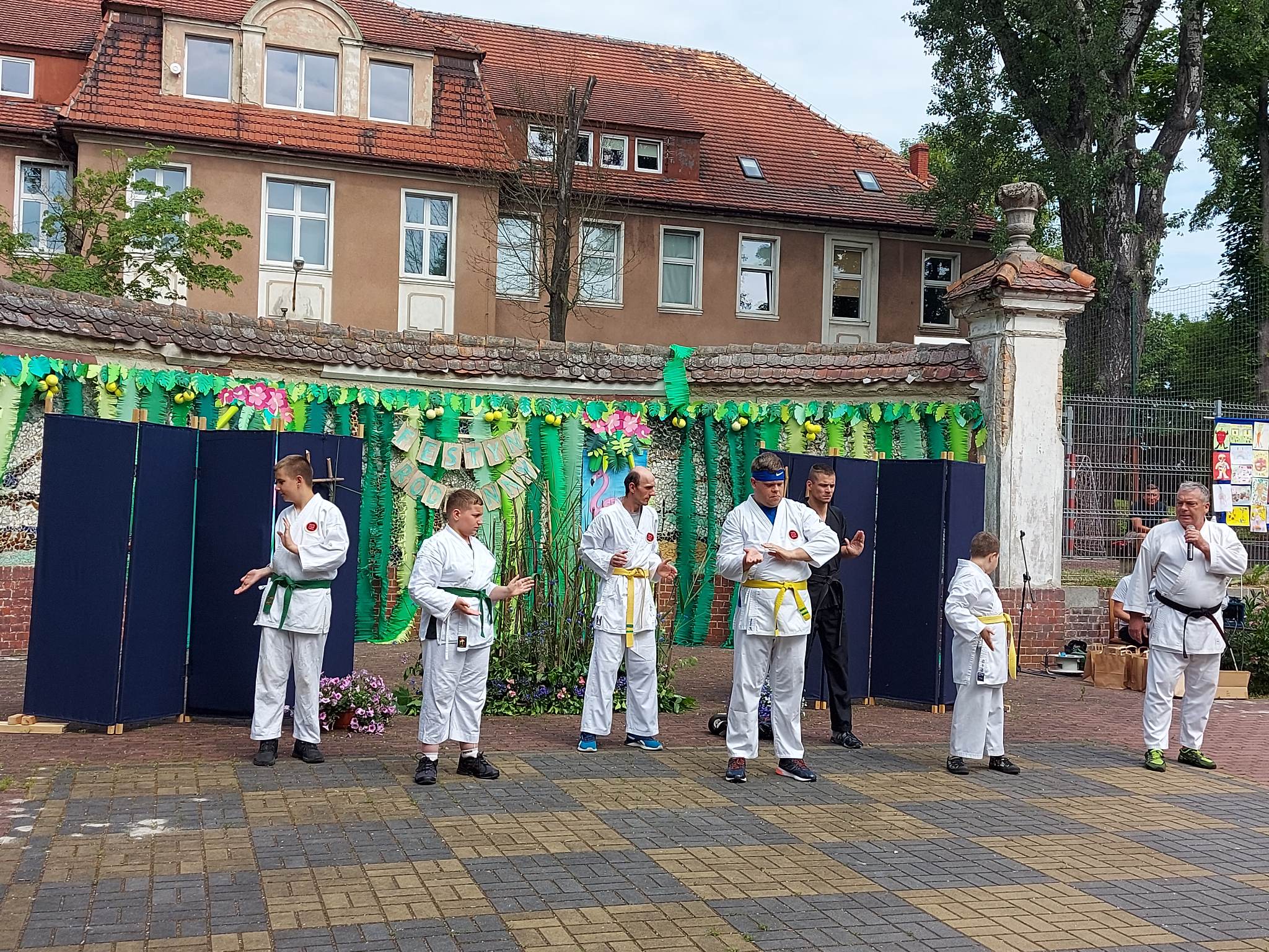 Na środku stoi grupa osób