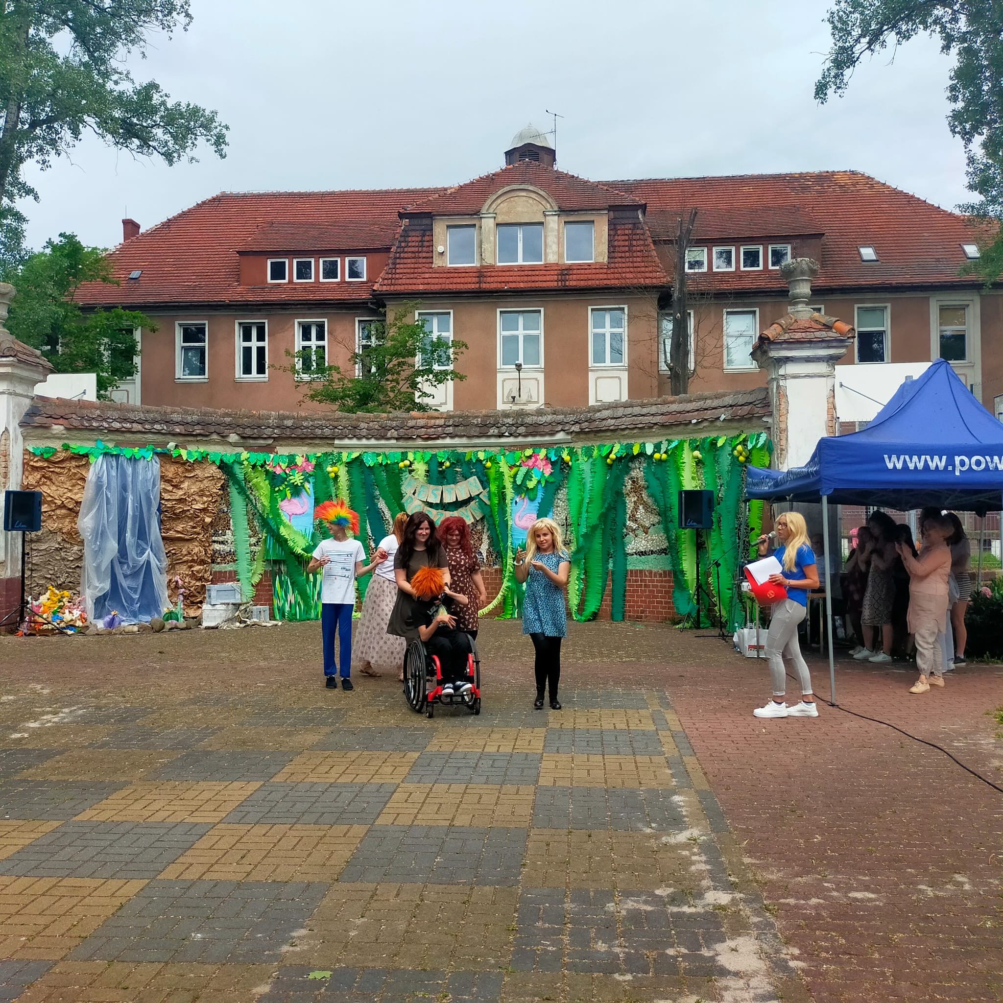 Na zdjęciu znajduje się grupa osób