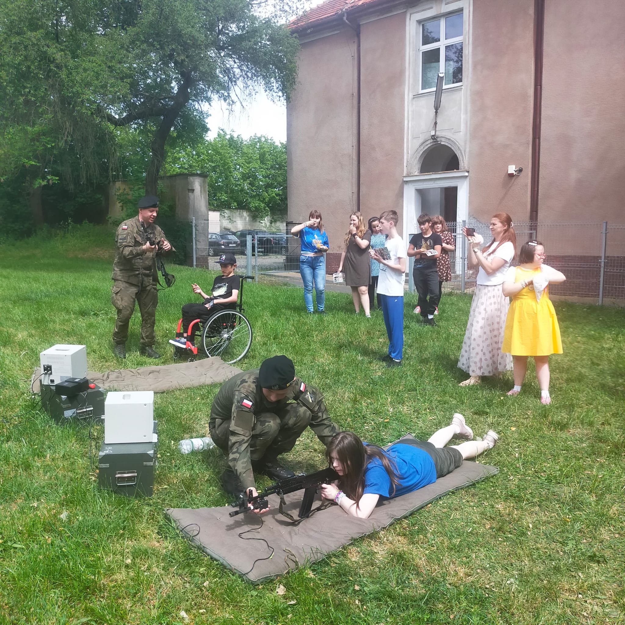 Na zdjęciu znajduje się grupa osób