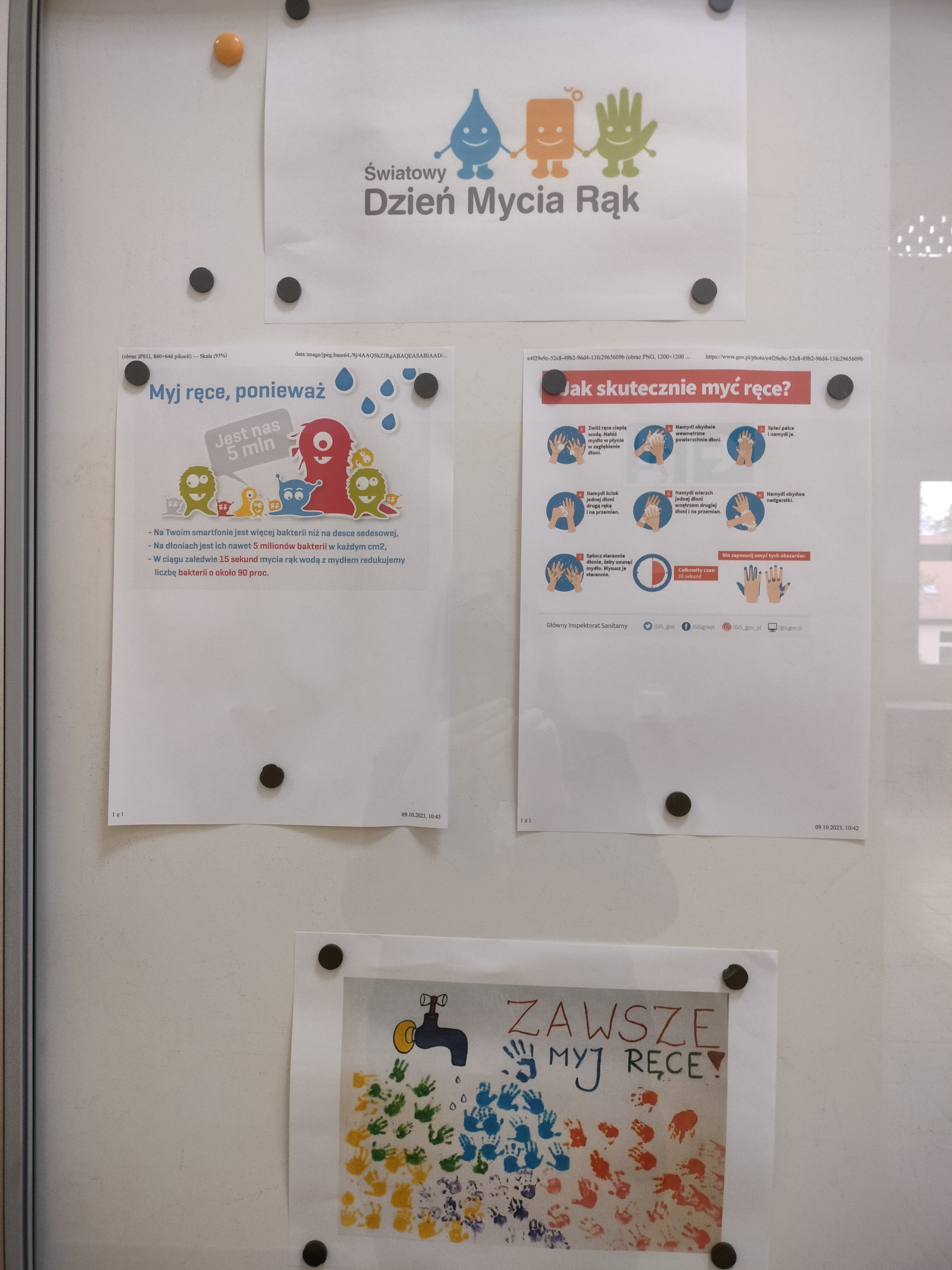 Na gazetce ściennej widać napisy i grafikę 