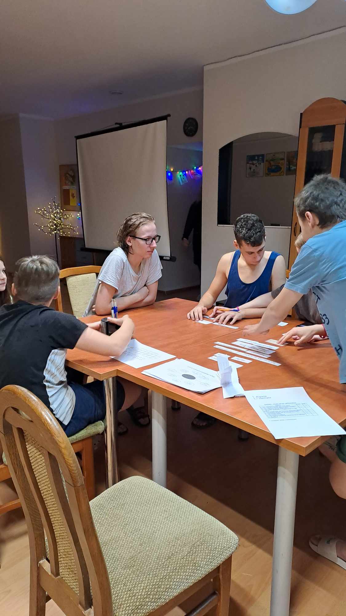 W pomieszczeniu znajduje się grupa osób