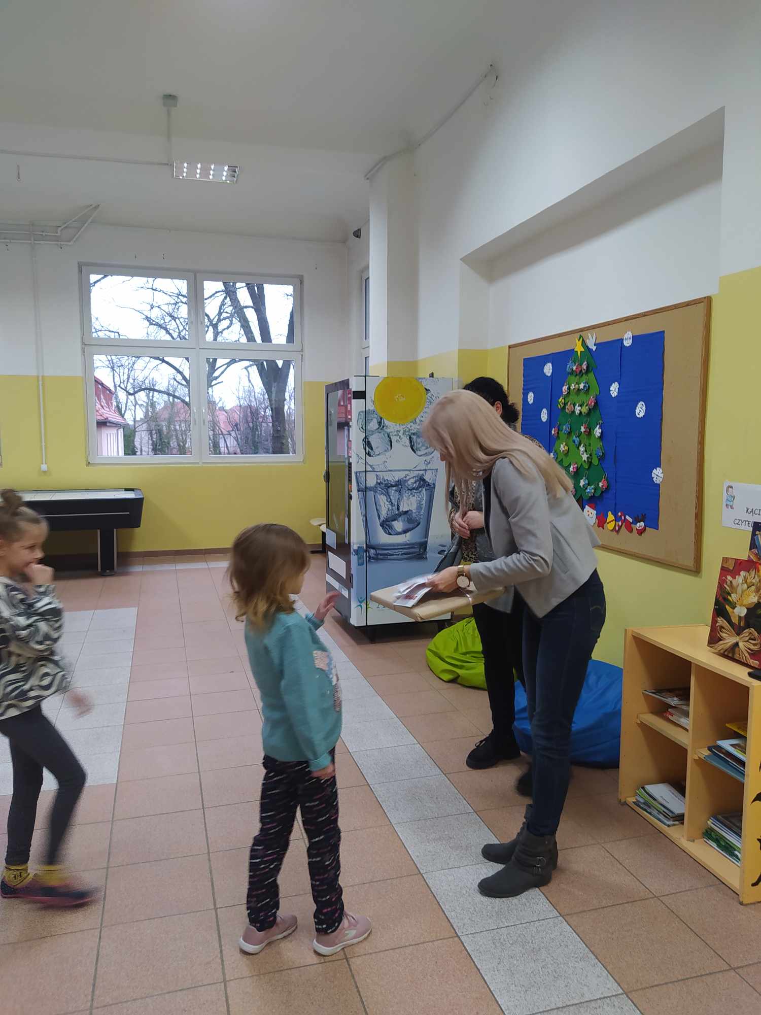 w pomieszczeniu stoi grupa osób