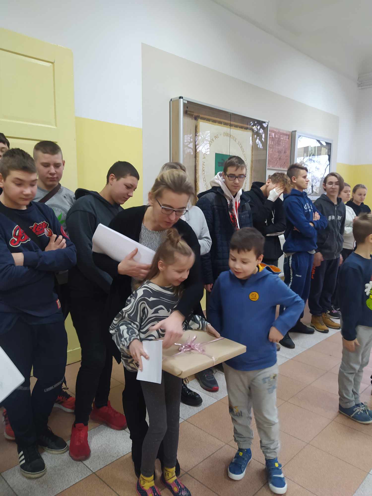 W pomieszczeniu stoi duża grupa osób