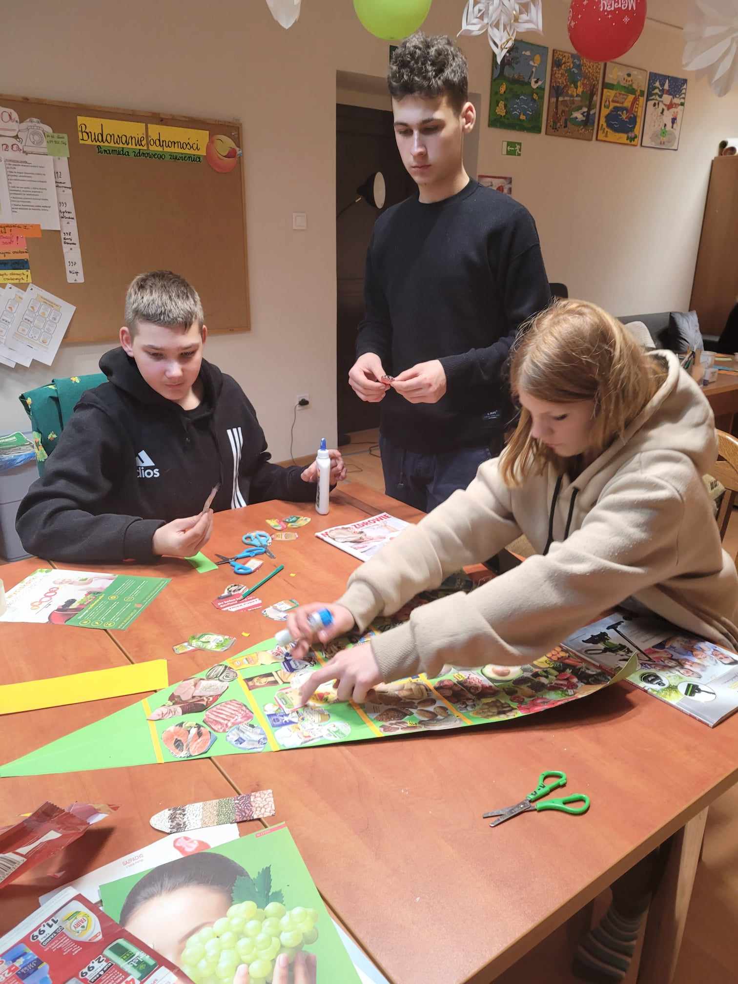 W pomieszczeniu znajduje się grupa osób 