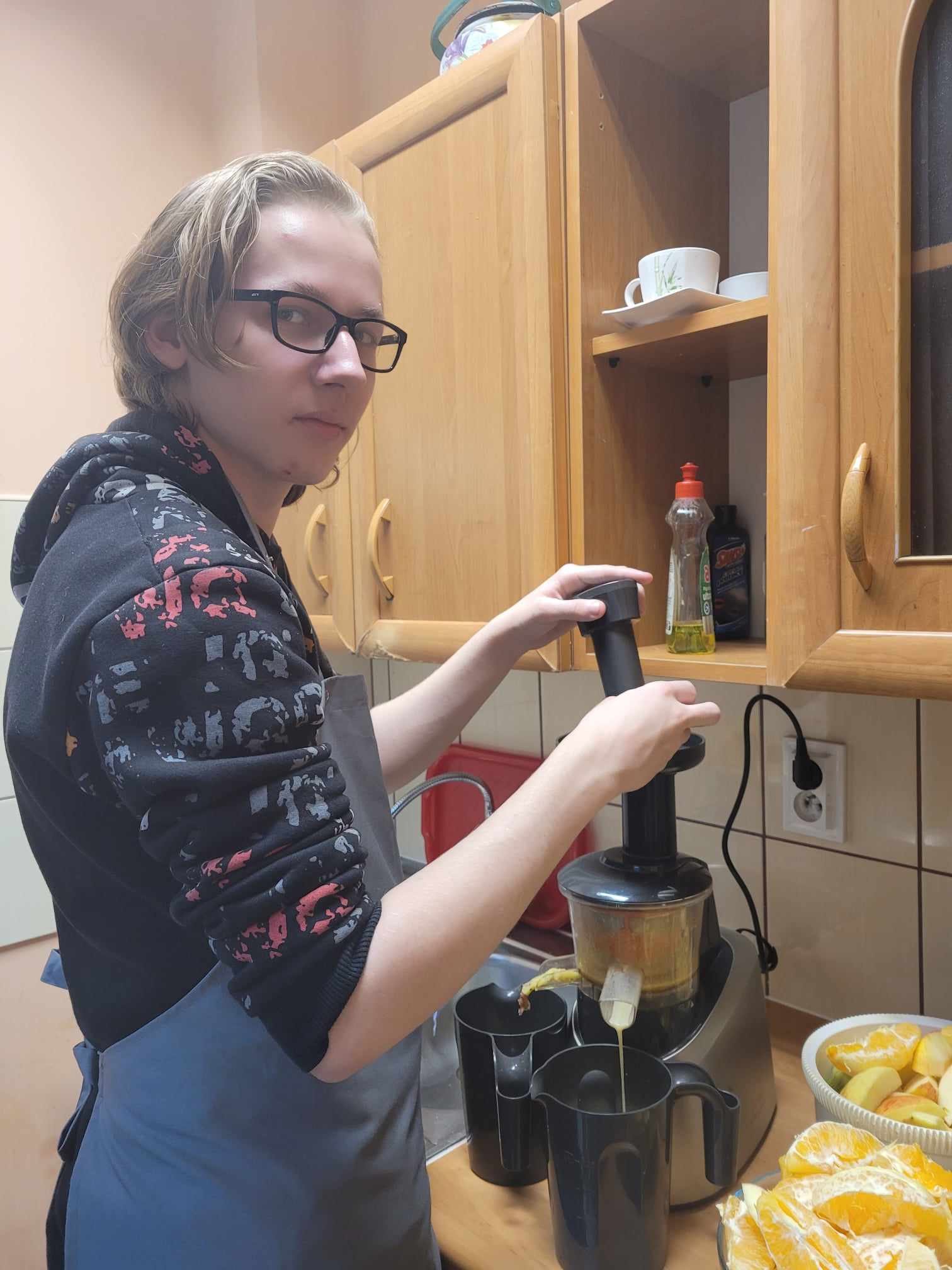 W pomieszczeniu znajduje się  osoba