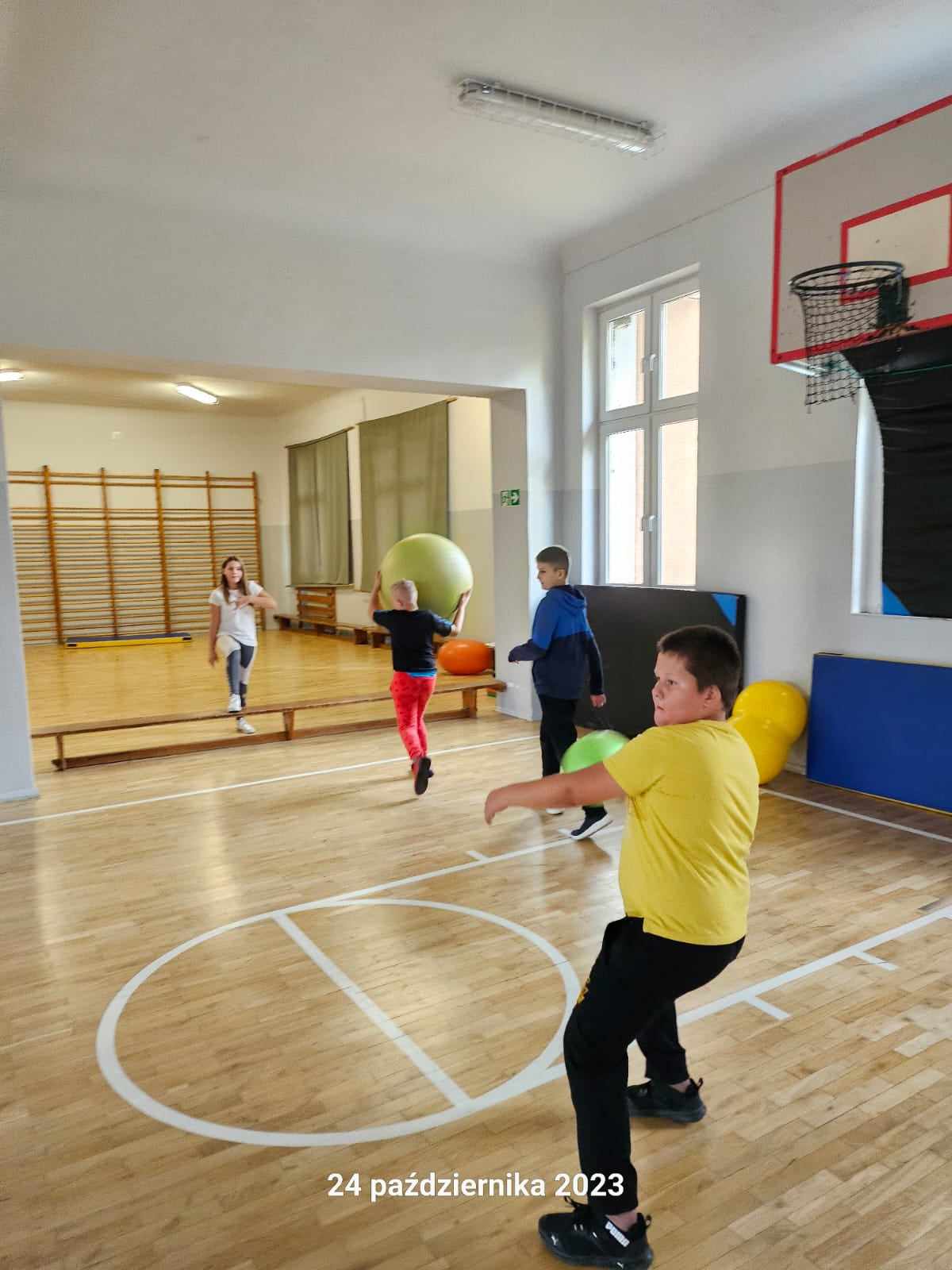 W pomieszczeniu znajduje się grupa osób 