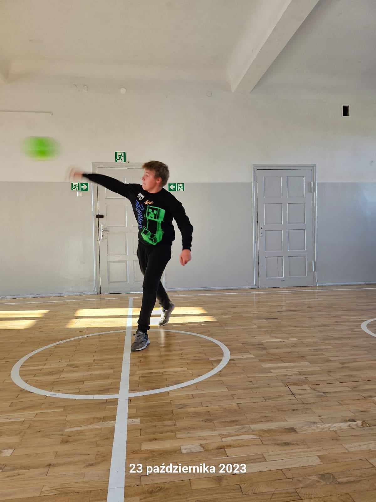 W pomieszczeniu znajduje się osoba