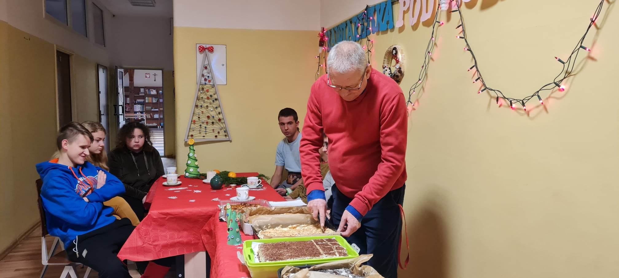 W pomieszczeniu znajduje się grupa osób 