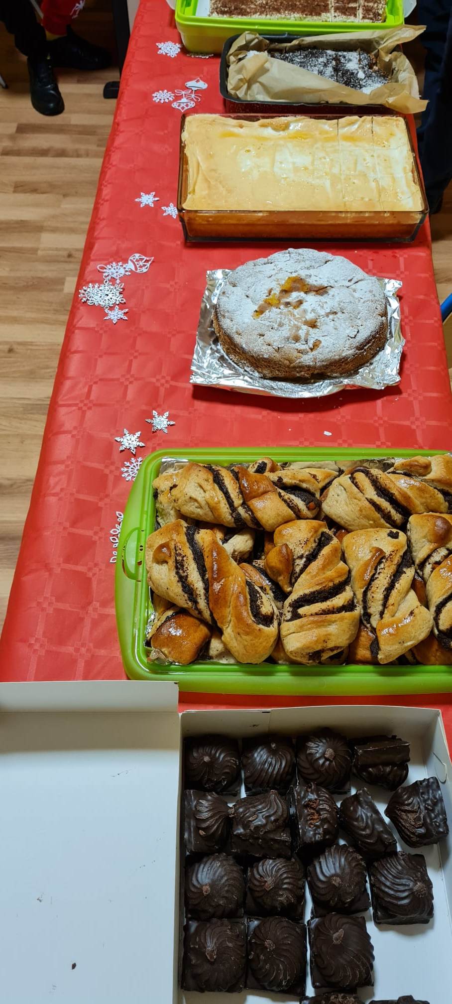Na stole leżą ciasta