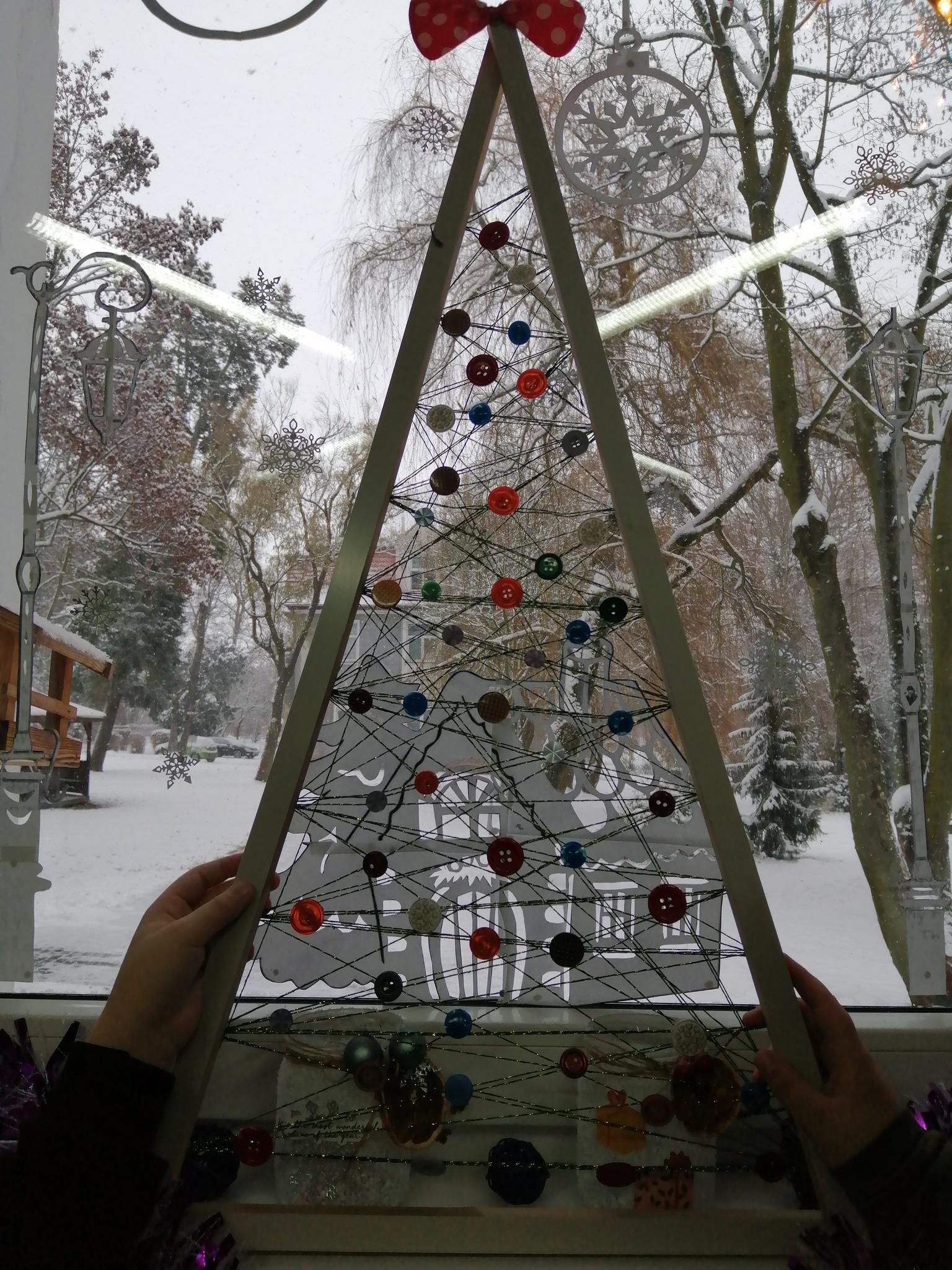 Na parapecie stoi praca dzieci