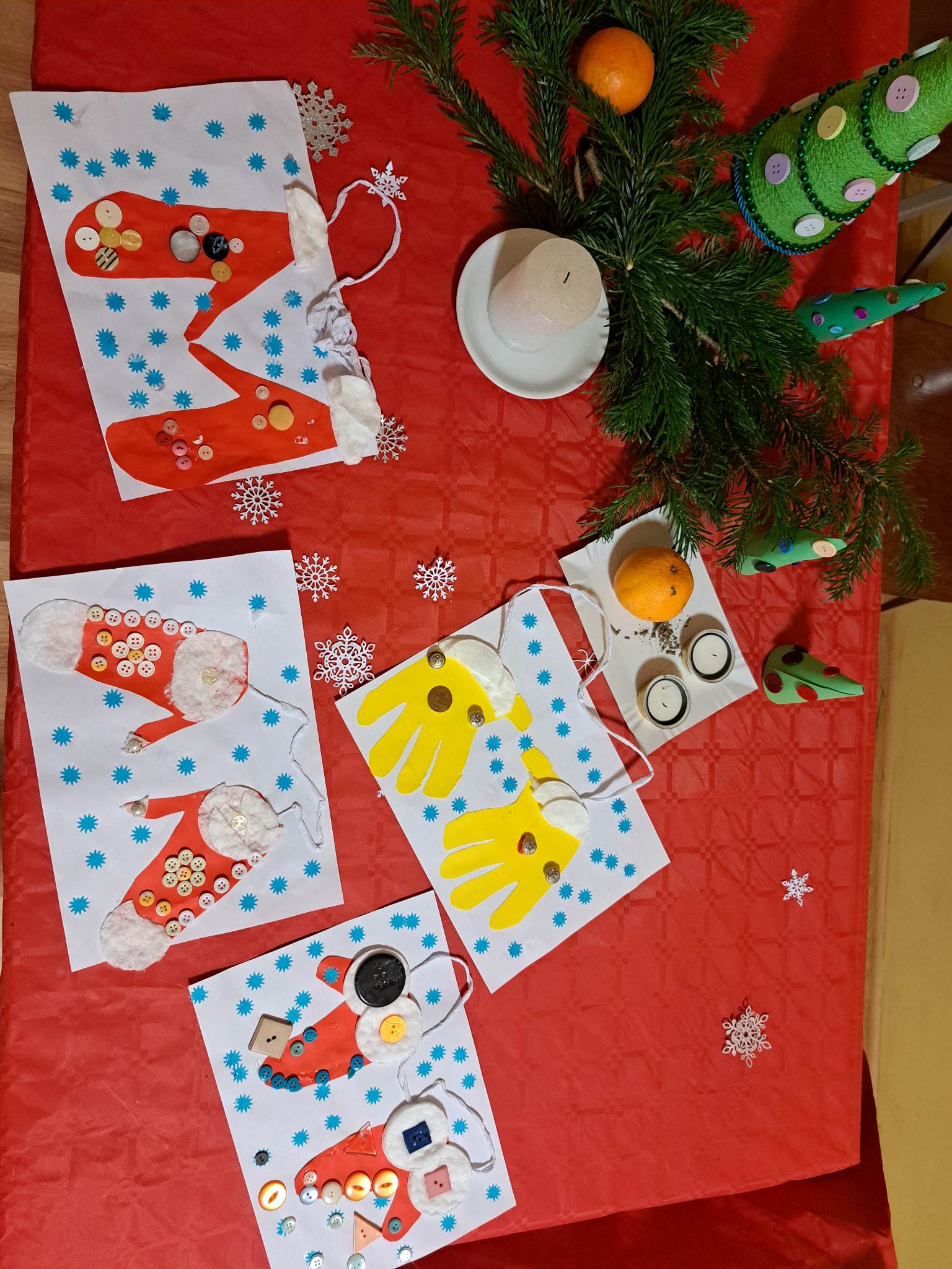 Na stole leżą prace dzieci