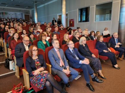 W pomieszczeniu znajduje się grupa osób 