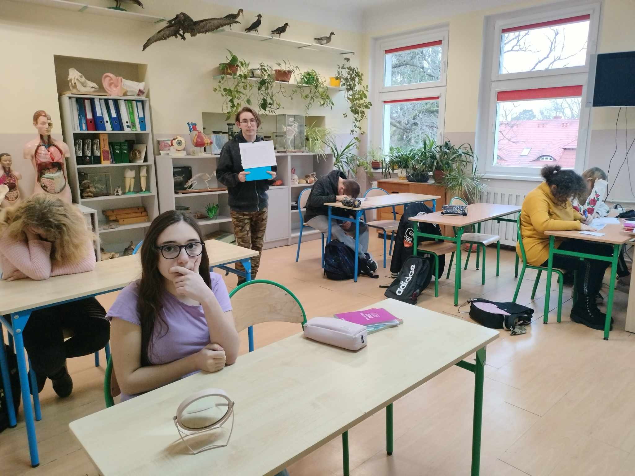 W pomieszczeniu znajduje się grupa osób 