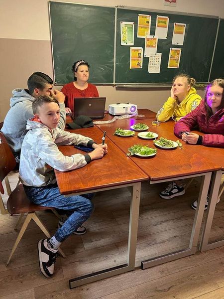 W pomieszczeniu znajduje się grupa osób 