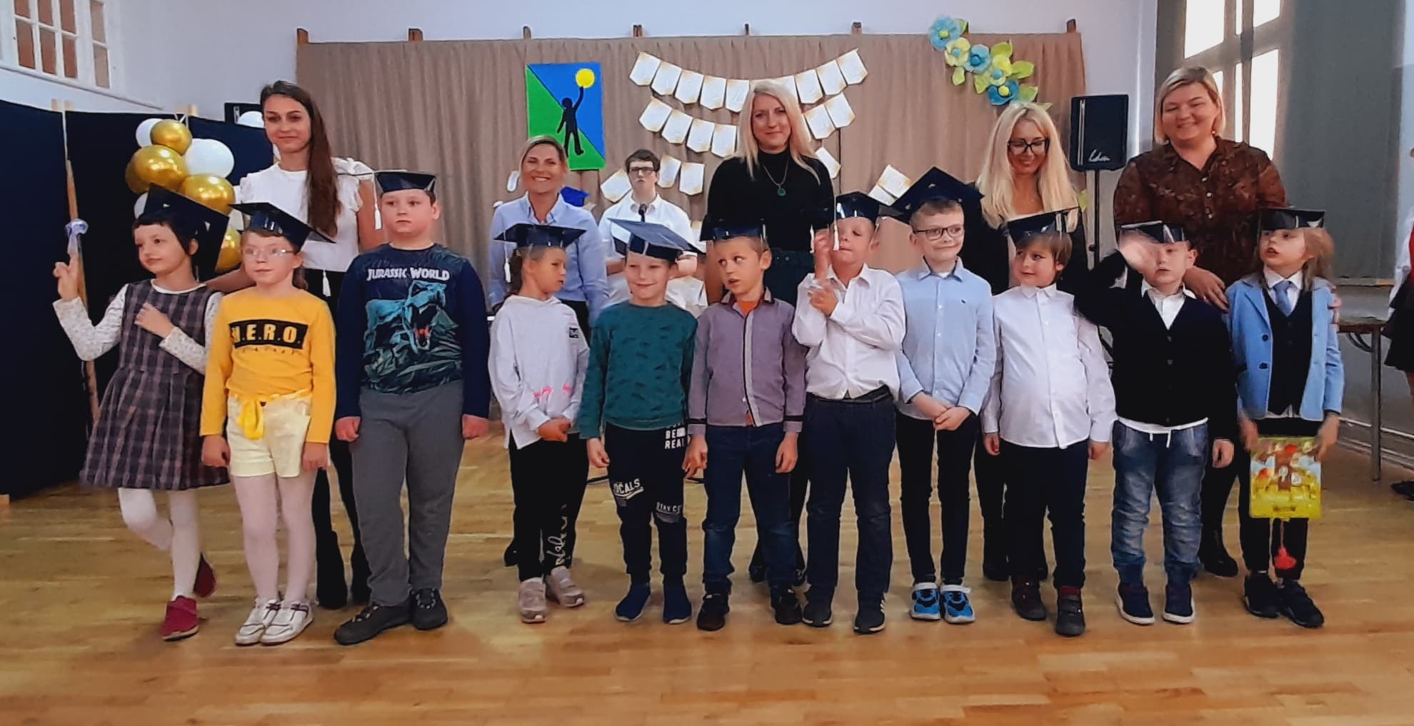 Na środku stoi grupa osób