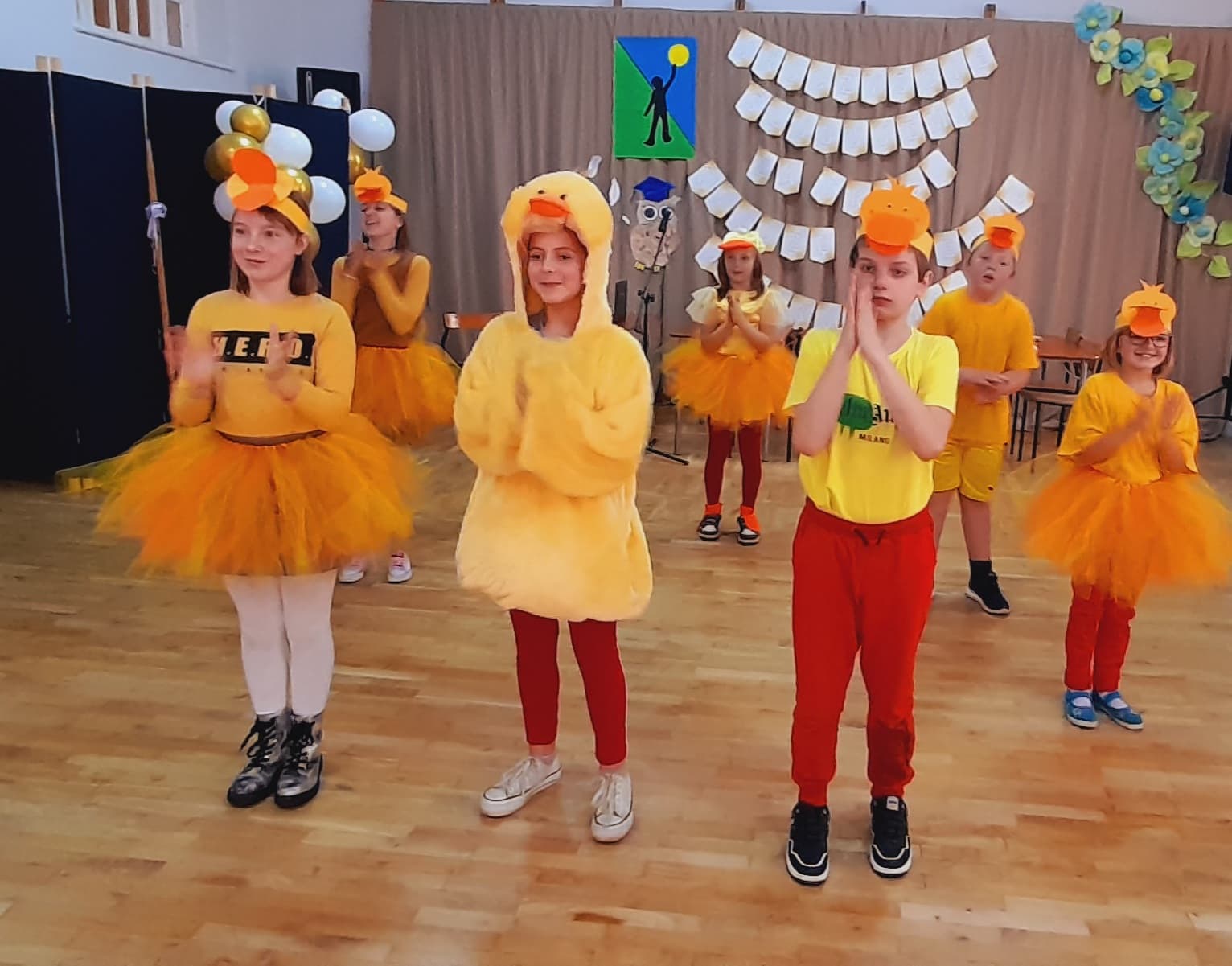Na środku stoi grupa osób