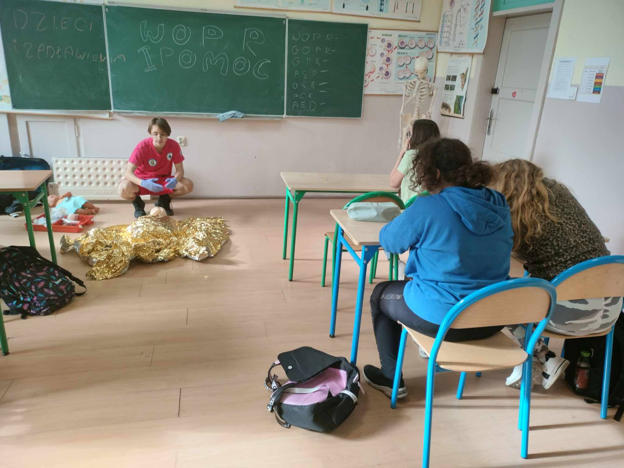 W pomieszczeniu znajduje się grupa osób