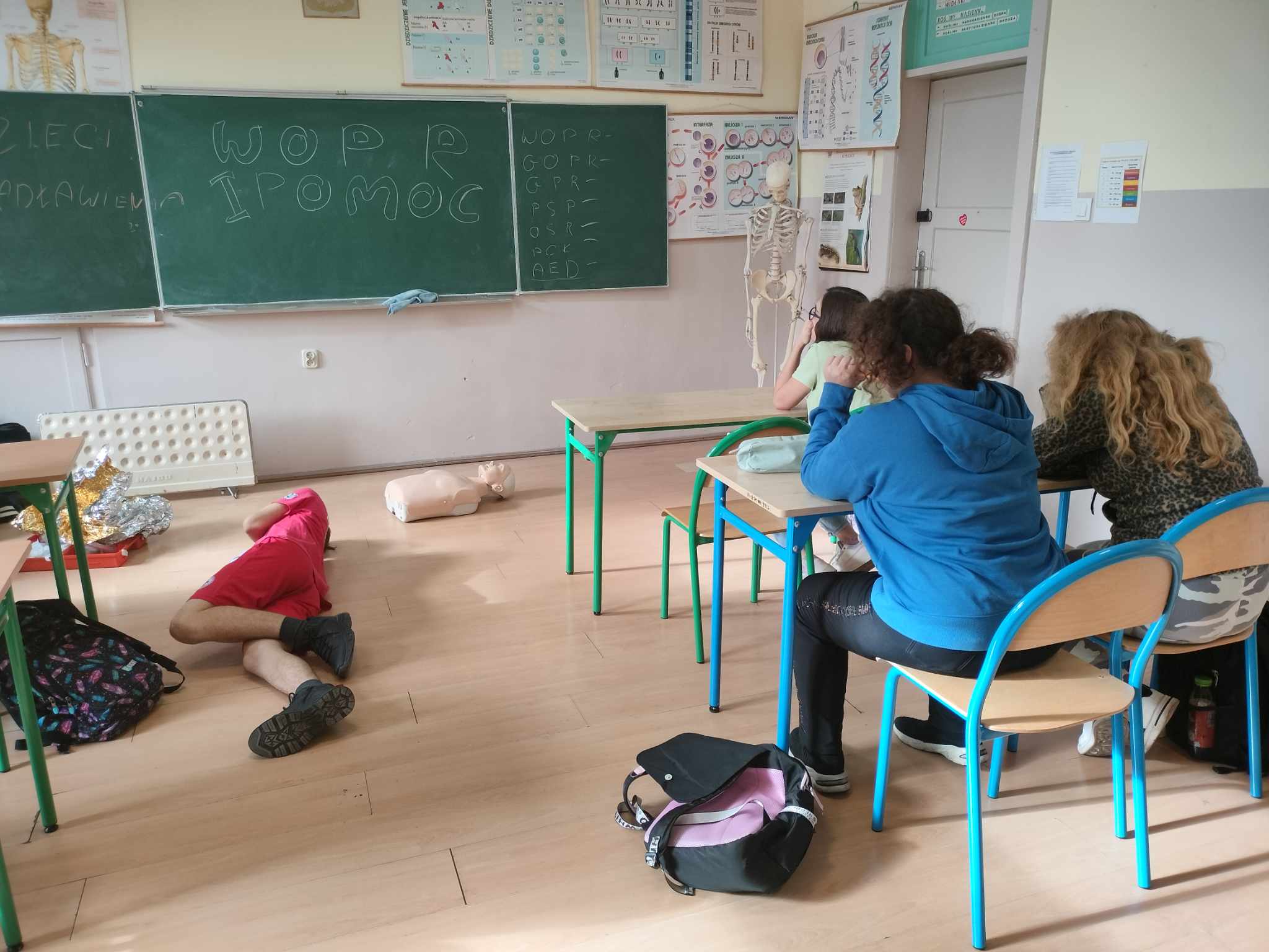 W pomieszczeniu znajduje się grupa osób