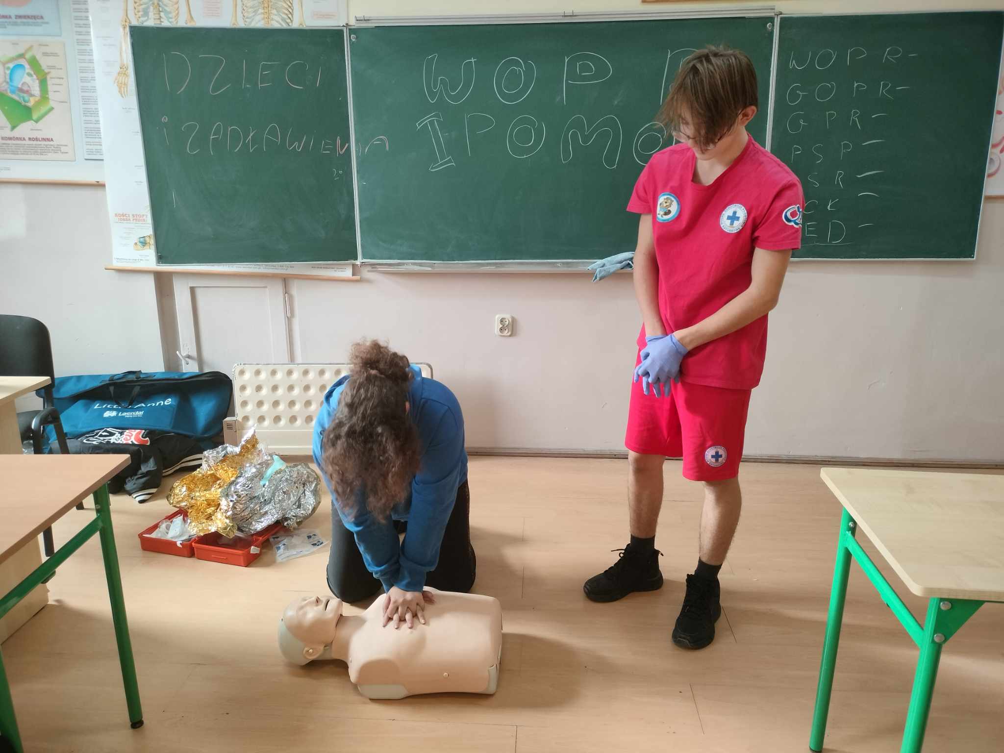 W pomieszczeniu znajduje się grupa osób