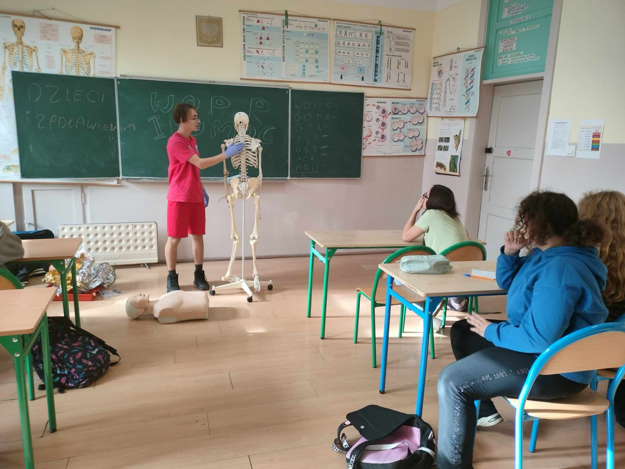 W pomieszczeniu znajduje się grupa osób