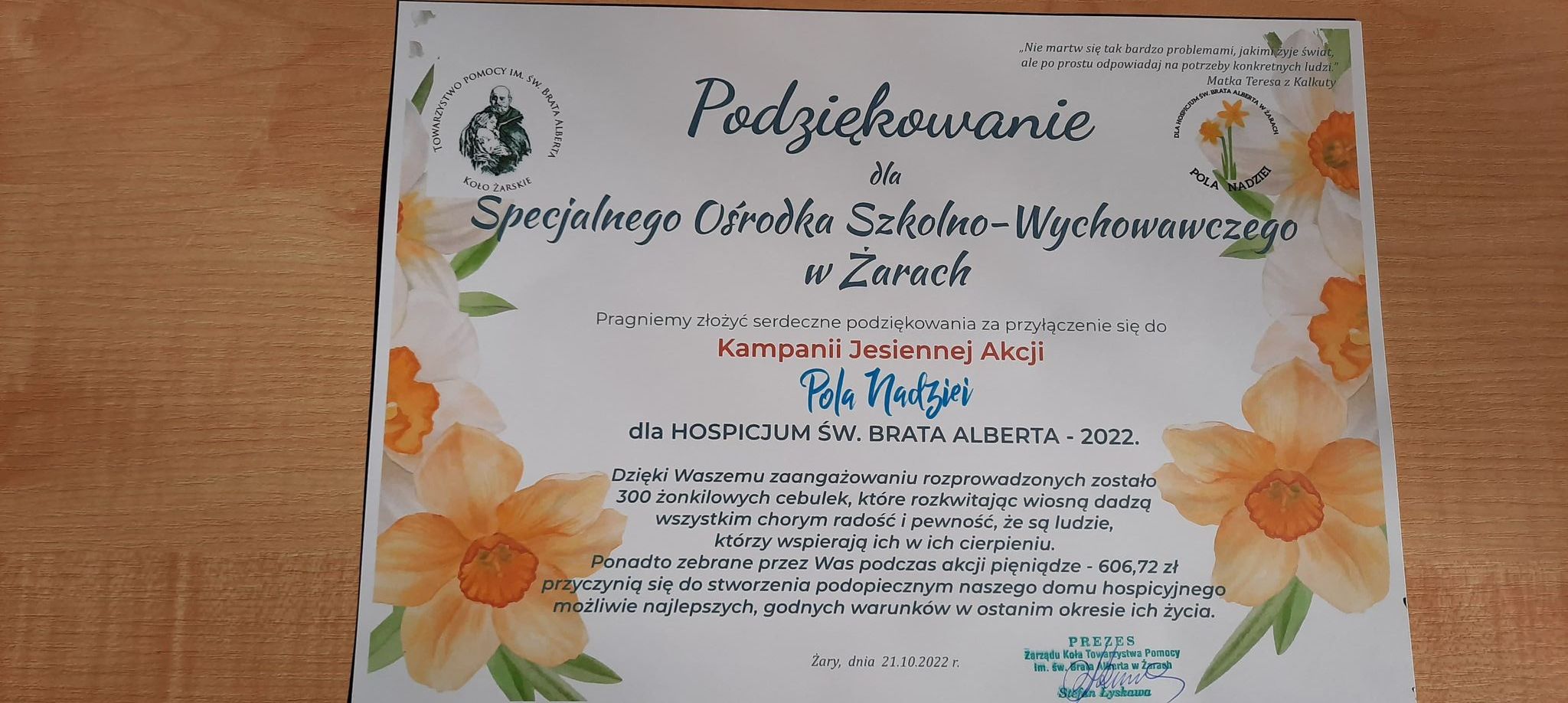 Na środku leży dyplom 